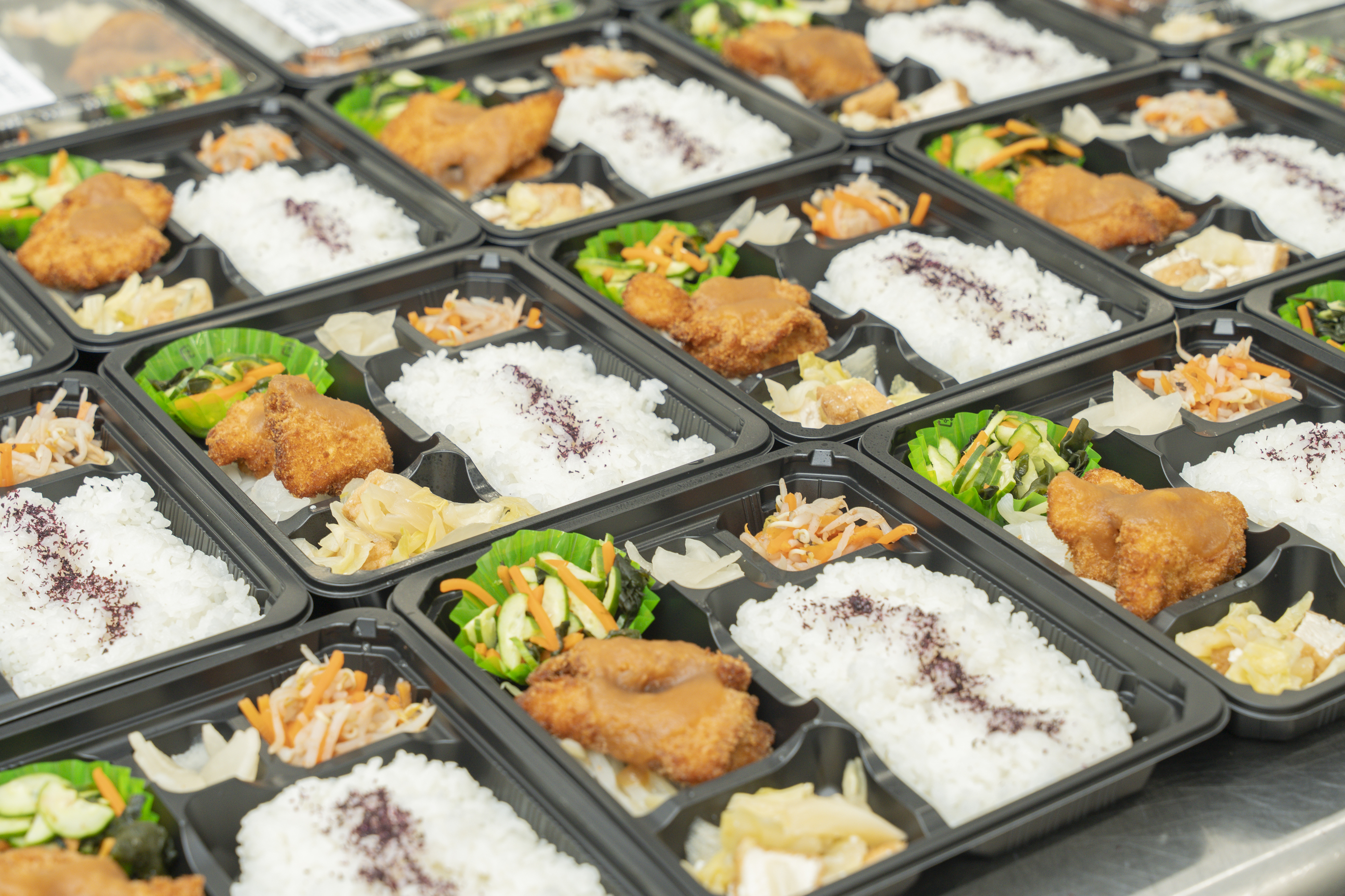 1日2500食給食を作る服部工業の給食センターである岡崎クックチルセンターのくるみ弁当