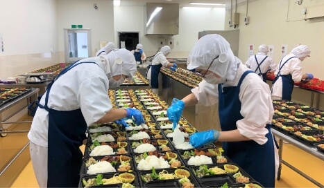 毎日2000食を調理配食